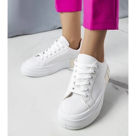 Vita och beige sneakers dekorerade med Nora-inskriptionen 1