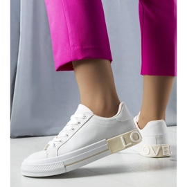 Vita och beige sneakers dekorerade med Nora-inskriptionen 2