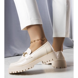 Beigelackade skor från Simard 1