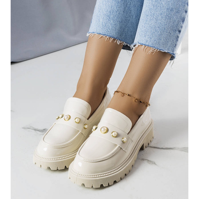 Beigelackade skor med Serlait-pärlor 1