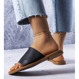 Svarta tofflor med oregelbunden ovandel från Latourelle 1