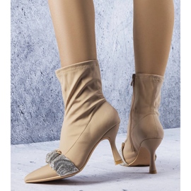 Beige stövlar dekorerade med strass från Caisse 1