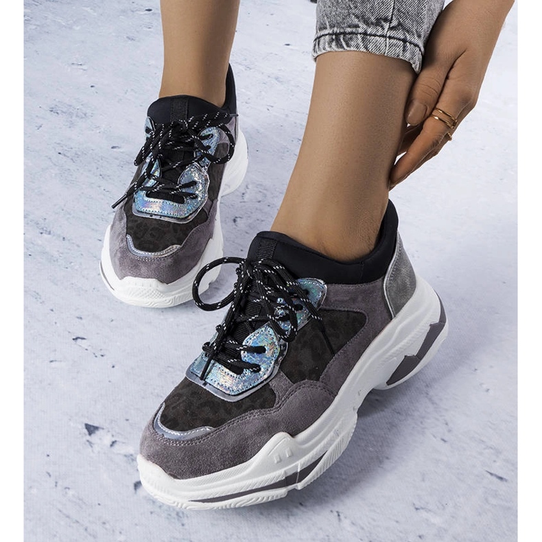 Gråa sneakers dekorerade med Savard-inlägg 1