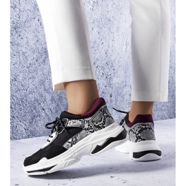 Svarta sneakers dekorerade med Savard-inlägg 1