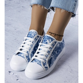 Vita och blåa textilsneakers från Aucoin 1