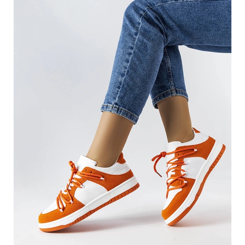 Orange sneakers med kombinerade material från Hila vit 1