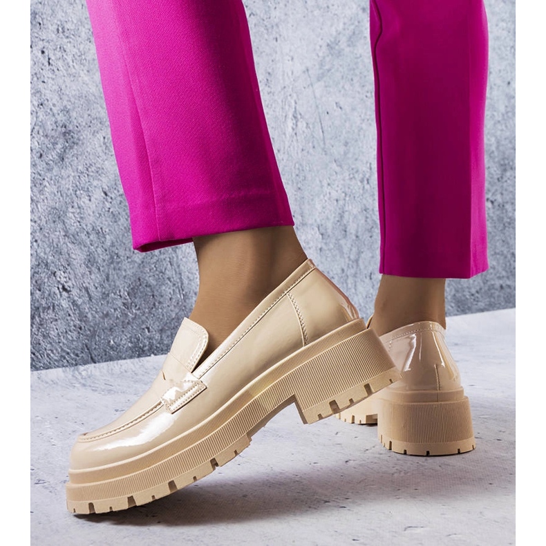 Beigelackade pumps från Phaneuf 1