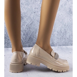 Beigelackade brogues med cubic zirconias från Mouss 1