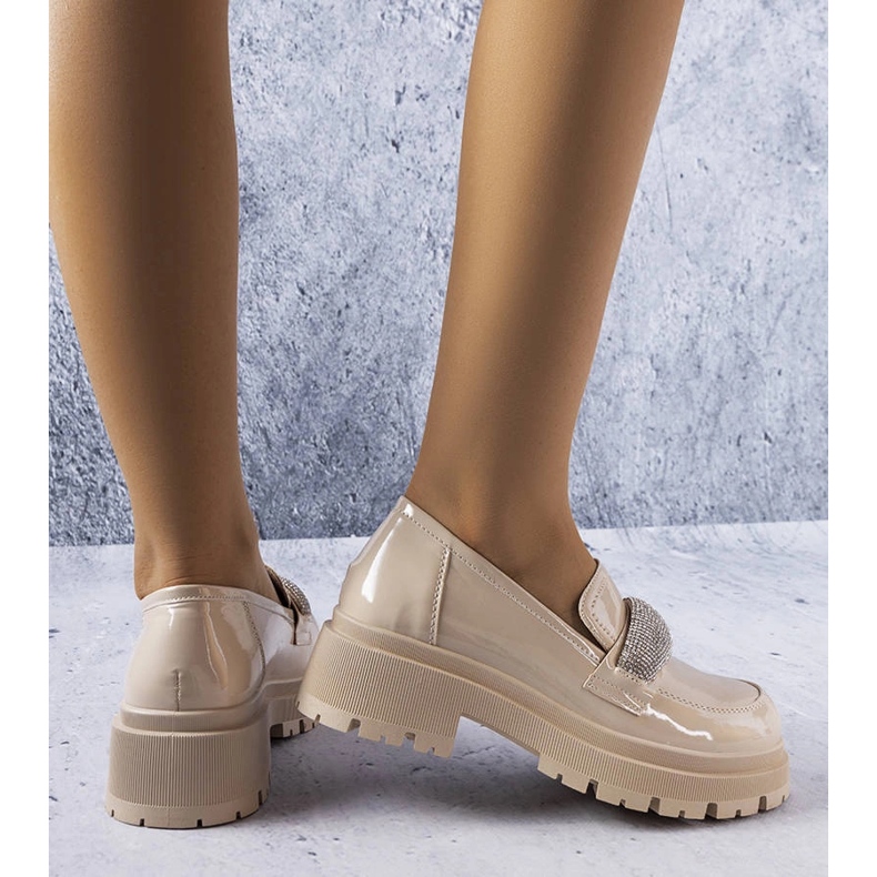 Beigelackade brogues med cubic zirconias från Mouss 1