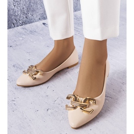 Beige ballerinas med en gyllene kedja 1