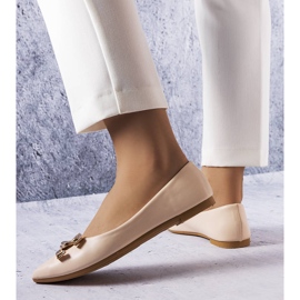 Beige ballerinas med en gyllene kedja 2