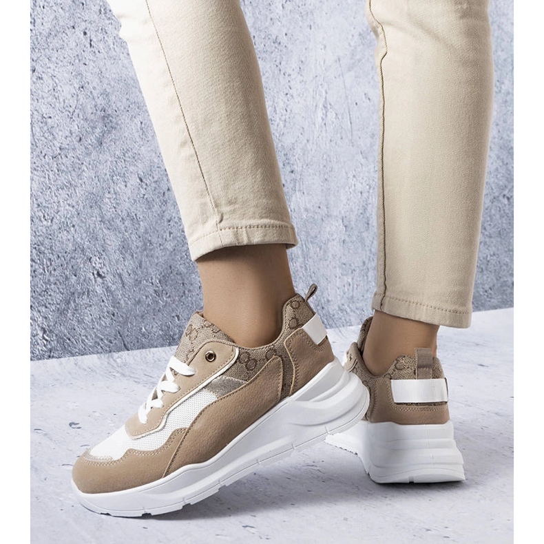 Beige sneakers med guldinlägg från Lebrun 1