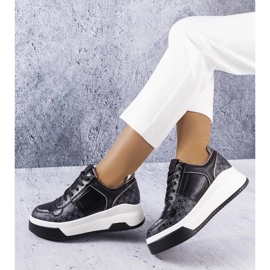 Svarta sneakers dekorerade med Grandbois monogram 1