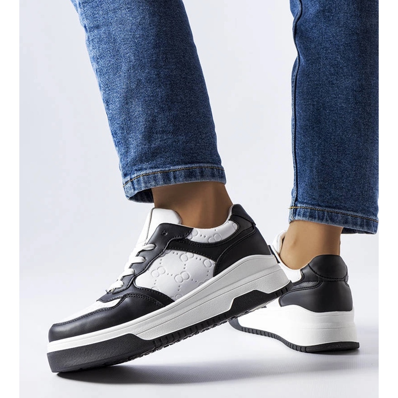 Svarta sneakers dekorerade med Paré-prägling 1