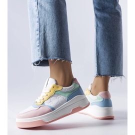 Rosa sneakers dekorerade med Paré-prägling 1