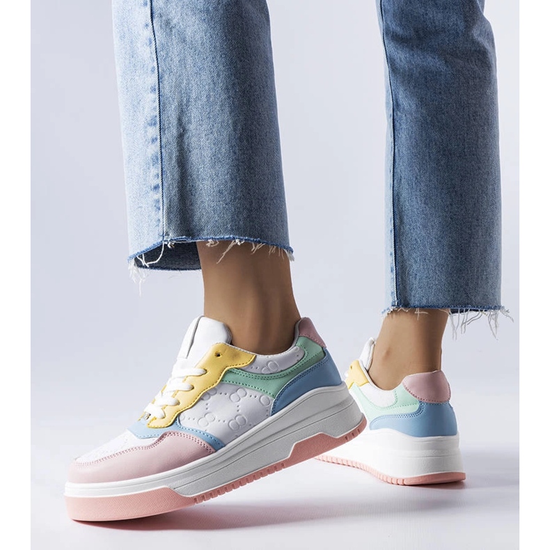 Rosa sneakers dekorerade med Paré-prägling 1