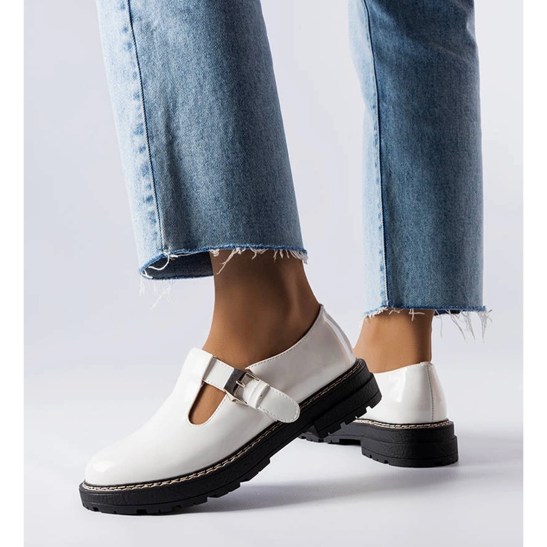 Vaden vitlackade skor 1