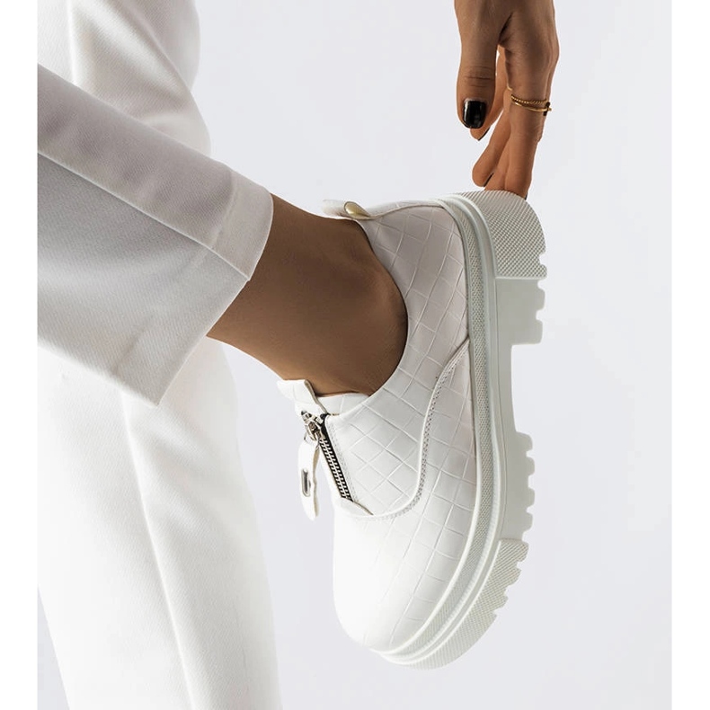 Vita brogues dekorerade med Travers-prägling 1