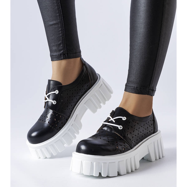 Svarta genombrutna massiva skor från Camus 1