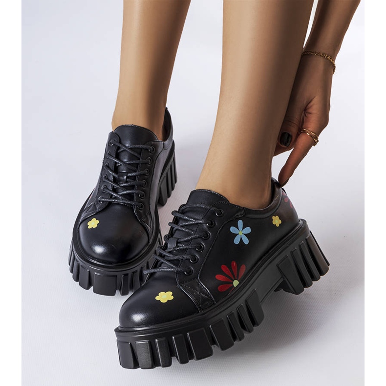Svarta brogues dekorerade med Tvillingblommor 1