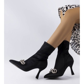 Svarta stövlar dekorerade med en Mars-rosett i zirkon 1