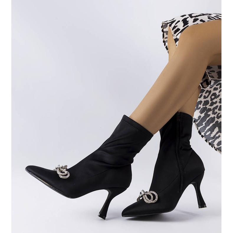 Svarta stövlar dekorerade med en Mars-rosett i zirkon 1