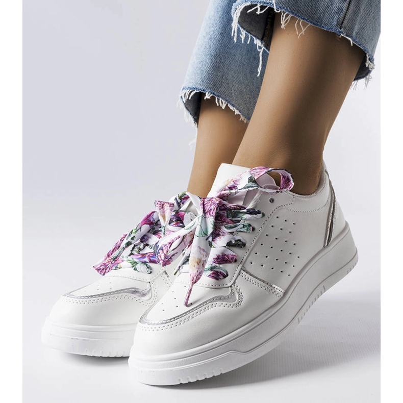 Vita sneakers bundna med Pryor-band 1