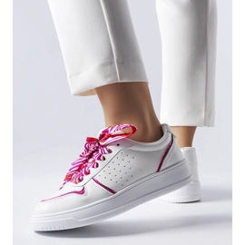 Vita sneakers bundna med Pryor-band 1