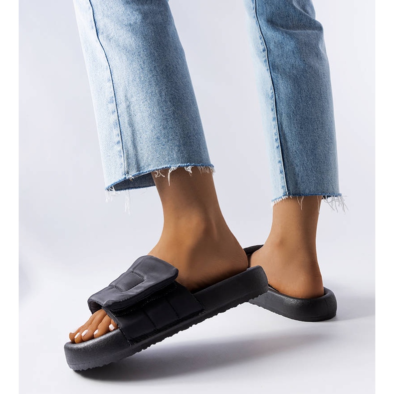 BM Svarta tofflor med kardborre från Aleron 1