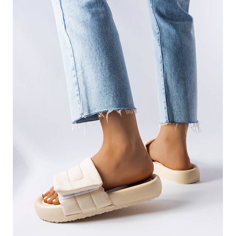 BM Beiga tofflor med kardborre från Aleron beige 1