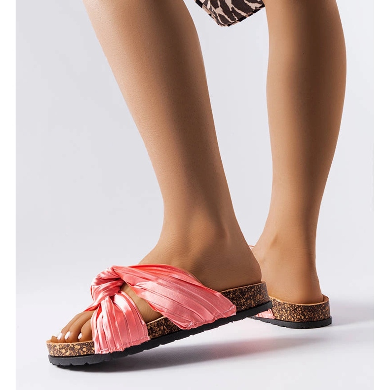 Rosa tofflor dekorerade med Fresne-tyg 1