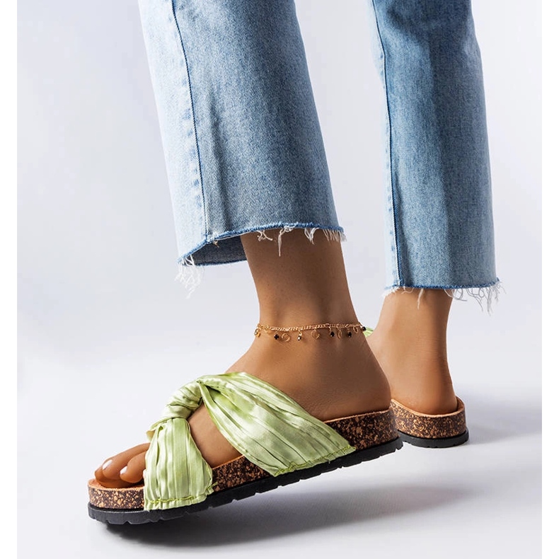 Gröna tofflor dekorerade med Fresne-tyg 1