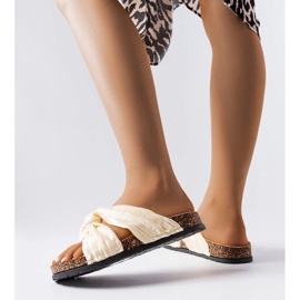 Beige rutschbanor dekorerade med Fresne-tyg 1