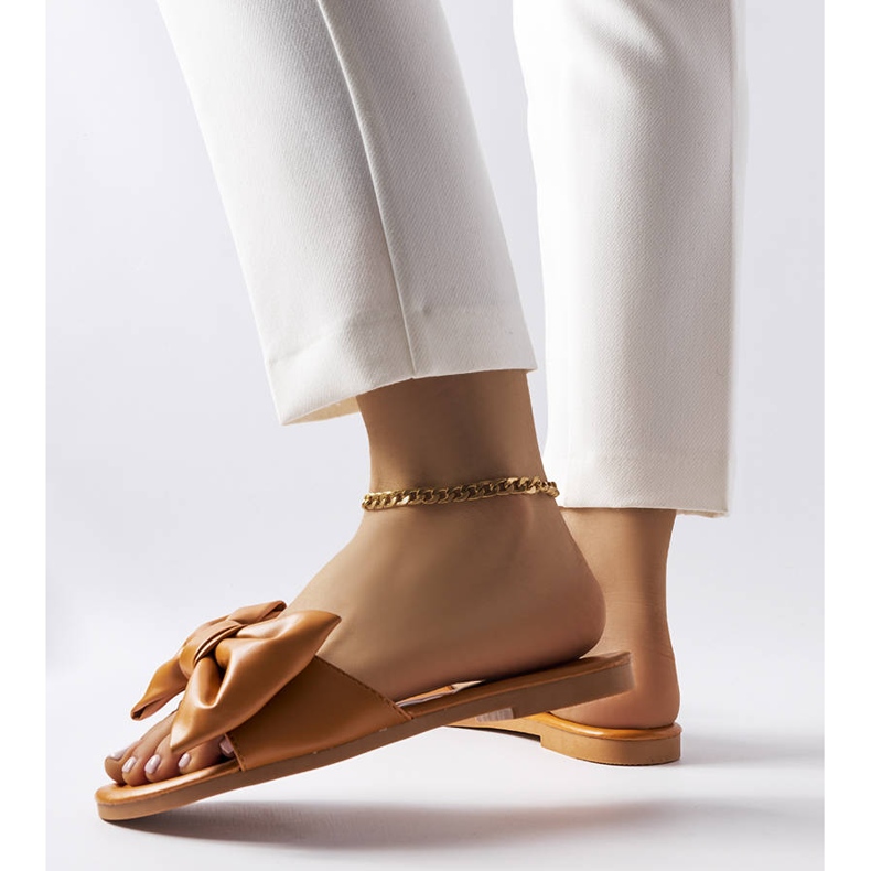 Bruna eleganta sandaler med rosett från Garnier 1