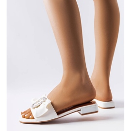 Vita eleganta tofflor med strass från Fifi 1