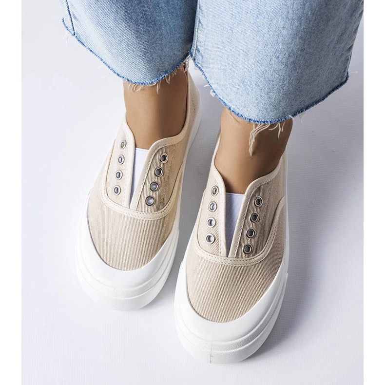 Beiga slip-on sneakers från Rabican beige 1