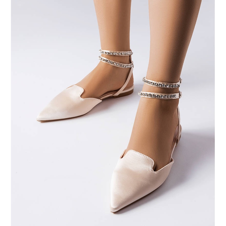 Beige sandaler med satinfinish från Hewes 1