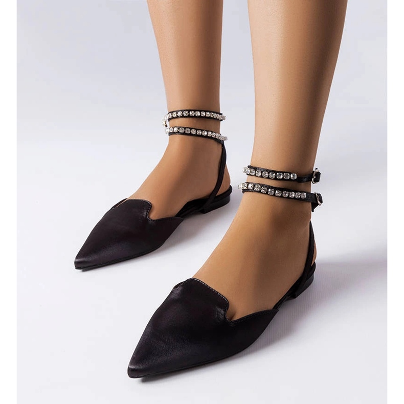 Svarta sandaler med satinfinish från Hewes 1