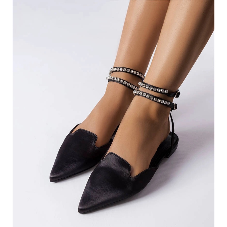 Svarta sandaler med satinfinish från Hewes 2