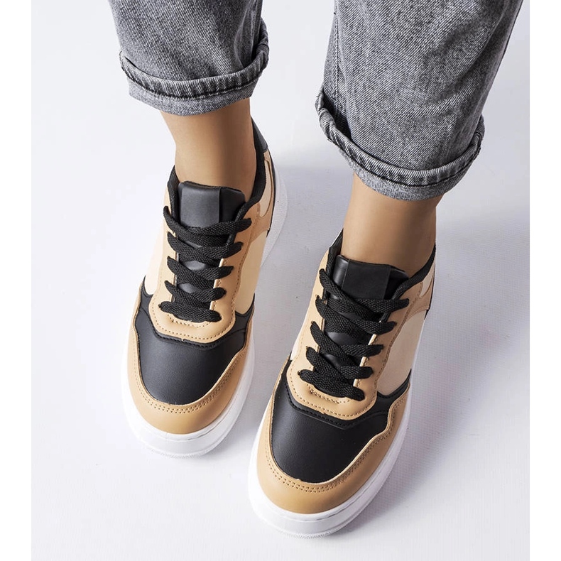 Svarta och beiga stövlar med tjockare sula från Baron beige 1