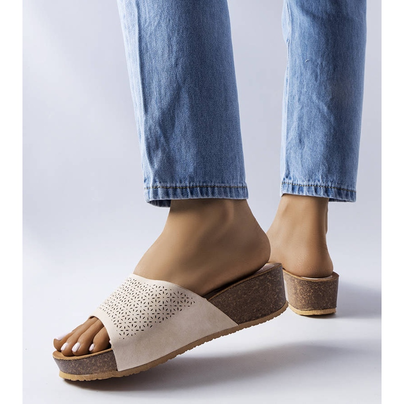 Beige genombrutna sandaler från Bourque 1