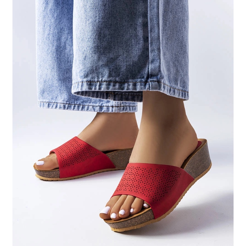 Röda genombrutna wedge sliders från Bourque 1