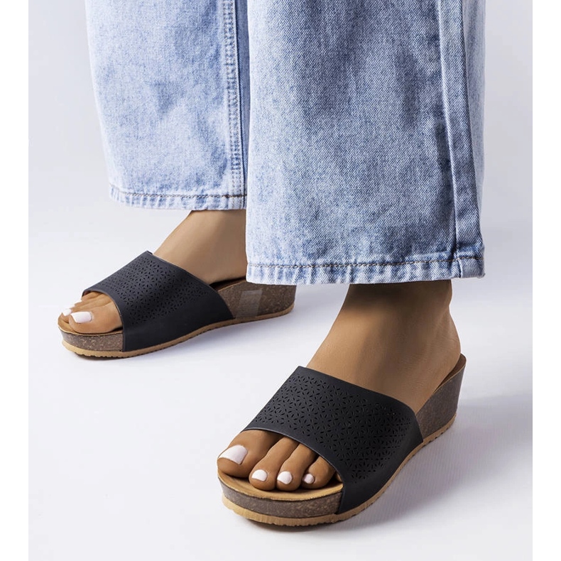 Svarta genombrutna wedge sliders från Bourque 1