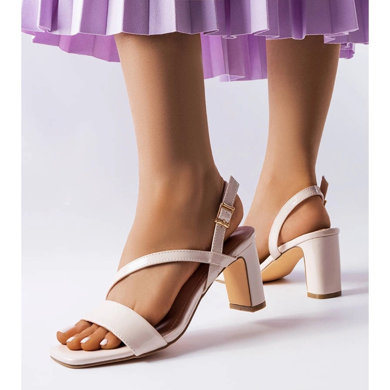 Beaulac lacksandaler i beige 1