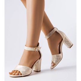 Guldsandaler på stolpen gyllene 1