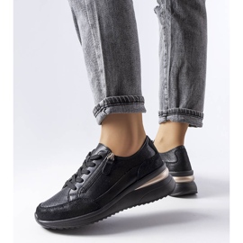 Svarta genombrutna läderskor från Fleur 2