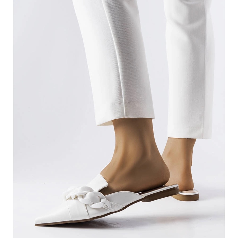 Vita eleganta sandaler med kedja från Patenaude 1