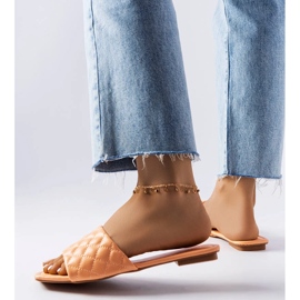 Orange quiltade tofflor från Labrie 2