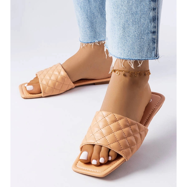 Rosa eleganta tofflor med quiltning från Labrie 1