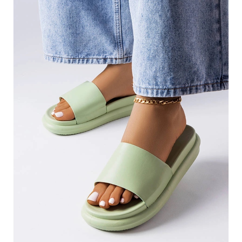 Gröna tofflor på Paquette-plattformen 1